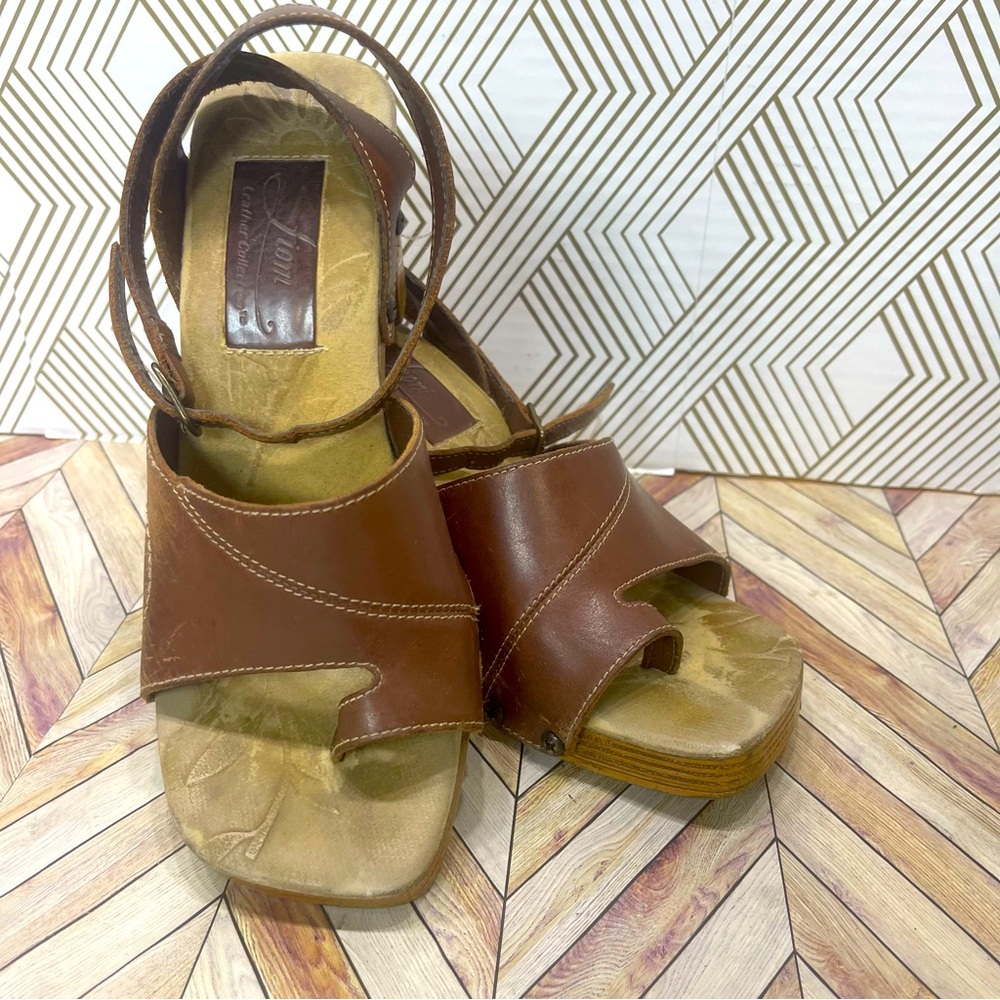 Y2K VTG Square Toe Leather Sandal Heels 
Brand is Fiorlini Size‎ 6 T20